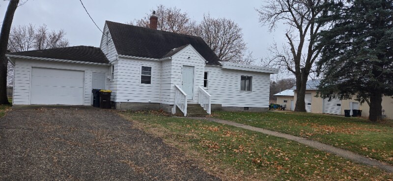 214 4th Ave in Minnesota Lake, MN - Foto de edificio