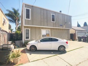 1077 Roswell Ave in Long Beach, CA - Building Photo - Building Photo