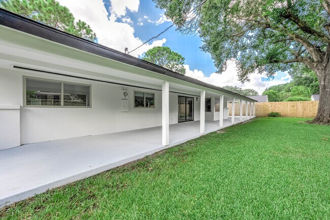 7702 Richmond Ave. in Houston, TX - Building Photo - Building Photo