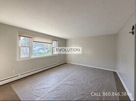 32 Dean Dr in New Britain, CT - Building Photo