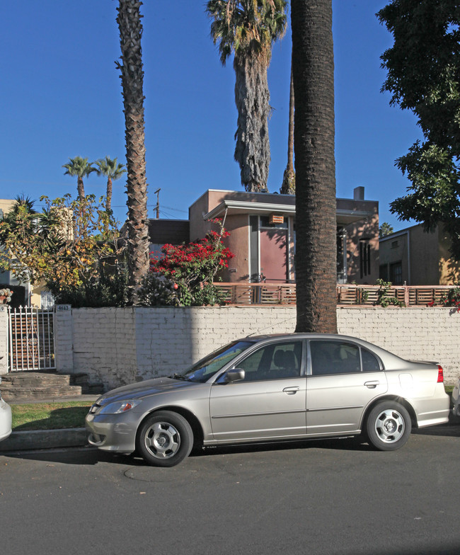 4613 Ambrose Ave in Los Angeles, CA - Foto de edificio - Building Photo