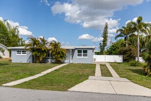 3208 Pinetree St in Port Charlotte, FL - Building Photo