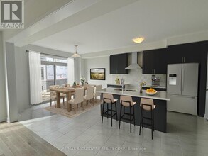 1043 Thompson Dr in Oshawa, ON - Building Photo - Building Photo