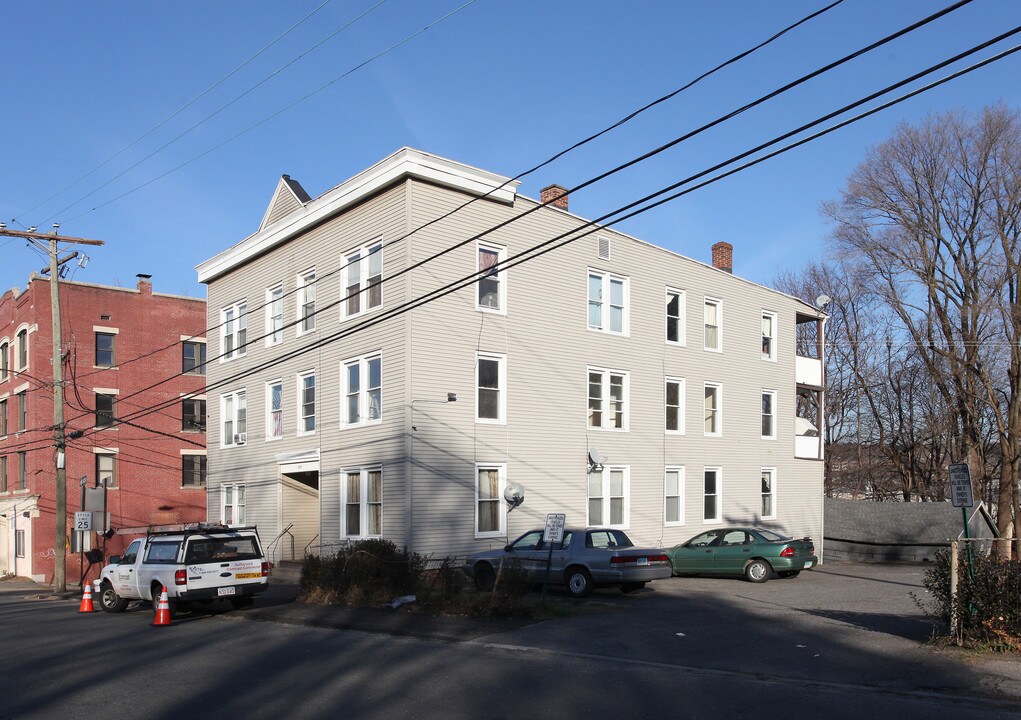 203 S Leonard St in Waterbury, CT - Foto de edificio