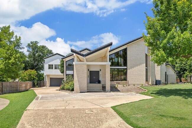 10811 Royal Park Dr