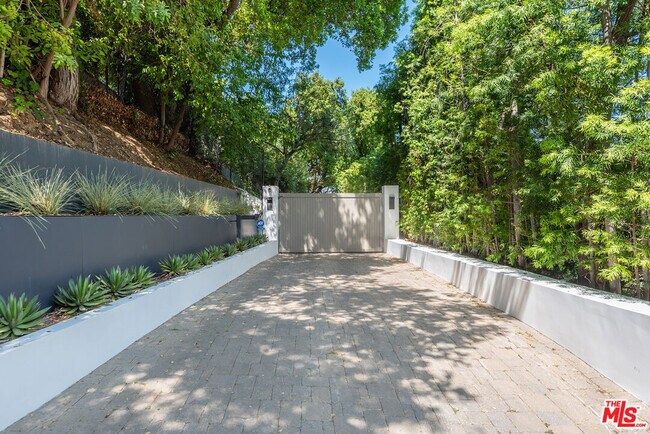 15941 Skytop Rd in Los Angeles, CA - Building Photo - Building Photo