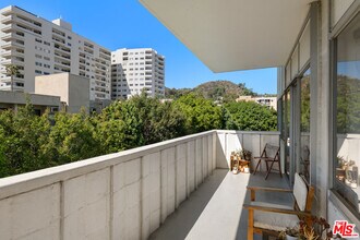 7135 Hollywood Blvd in Los Angeles, CA - Building Photo - Building Photo