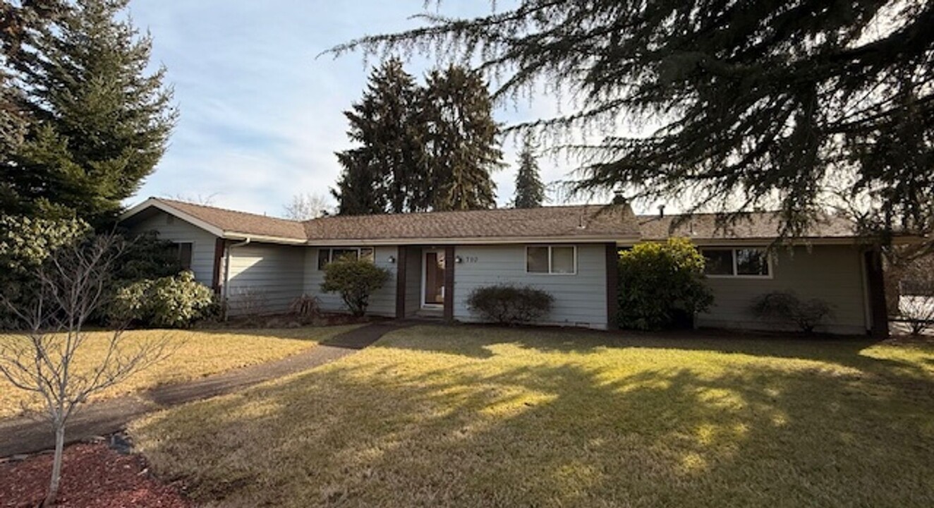 710 Glenwood St in Lebanon, OR - Building Photo