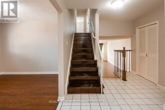 23 Fontainbleau Dr in Toronto, ON - Building Photo - Building Photo