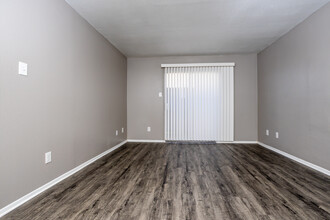 Highland Park Apartments in Sherman, TX - Building Photo - Interior Photo