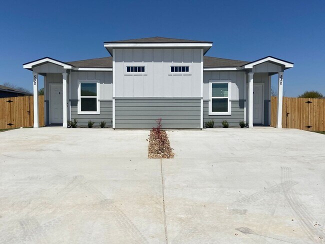 530 E Baxter St-Unit -530 E Baxter Unit A in Seguin, TX - Building Photo - Building Photo