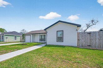 2202 Alabama St in Baytown, TX - Building Photo - Building Photo