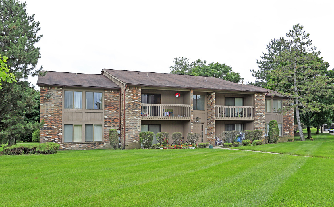 Green Hill Apartments in Farmington, MI - Building Photo