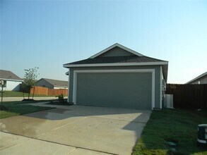 300 Sycamore Pl in Wilmer, TX - Building Photo - Building Photo