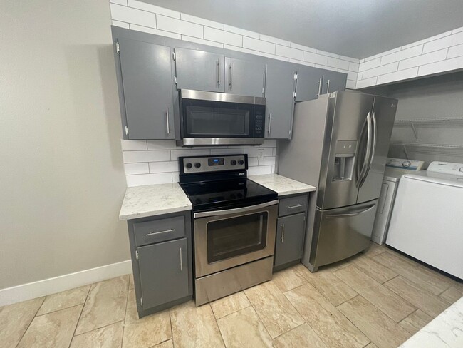 466 E Sunset Rd in Henderson, NV - Foto de edificio - Building Photo
