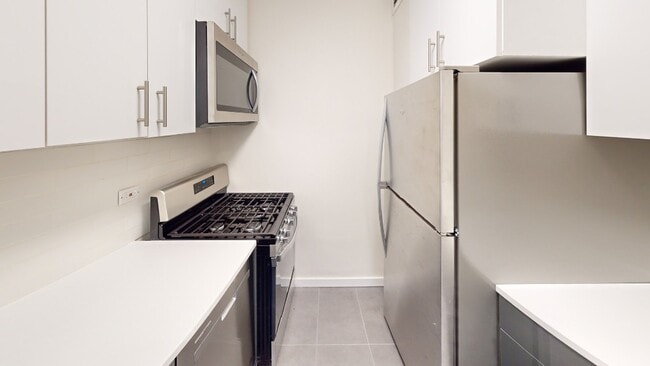 333 E 34th St in New York, NY - Building Photo - Building Photo