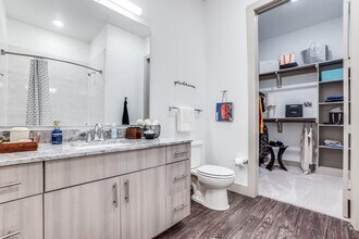 The Crosby at the Brickyard Apartment Homes in Farmers Branch, TX - Foto de edificio - Building Photo