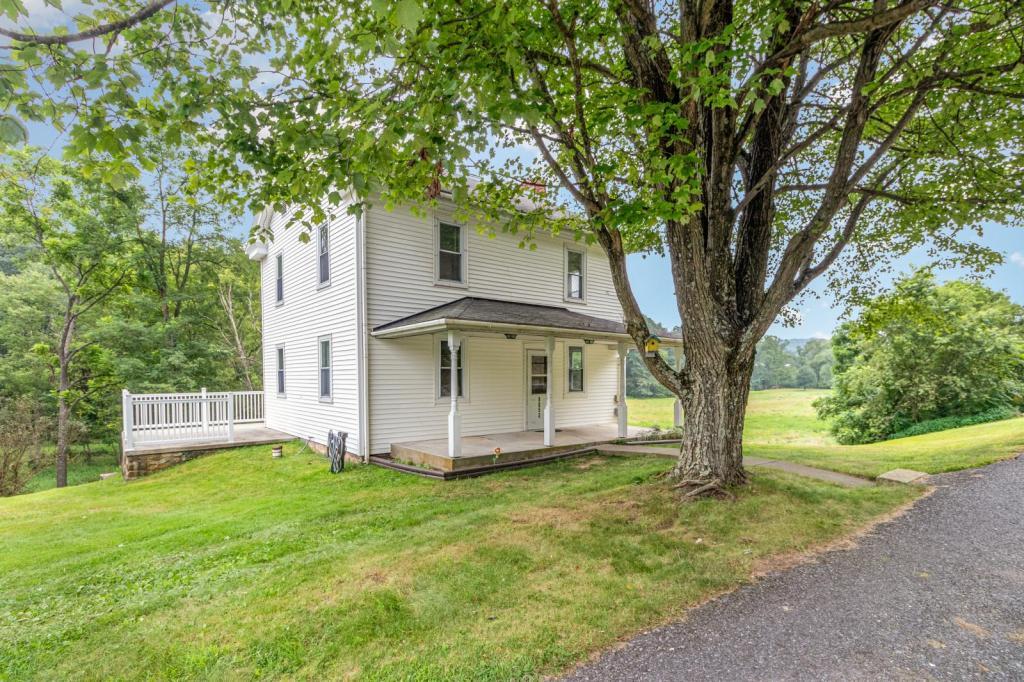 8053 Spring Rd in New Bloomfield, PA - Building Photo