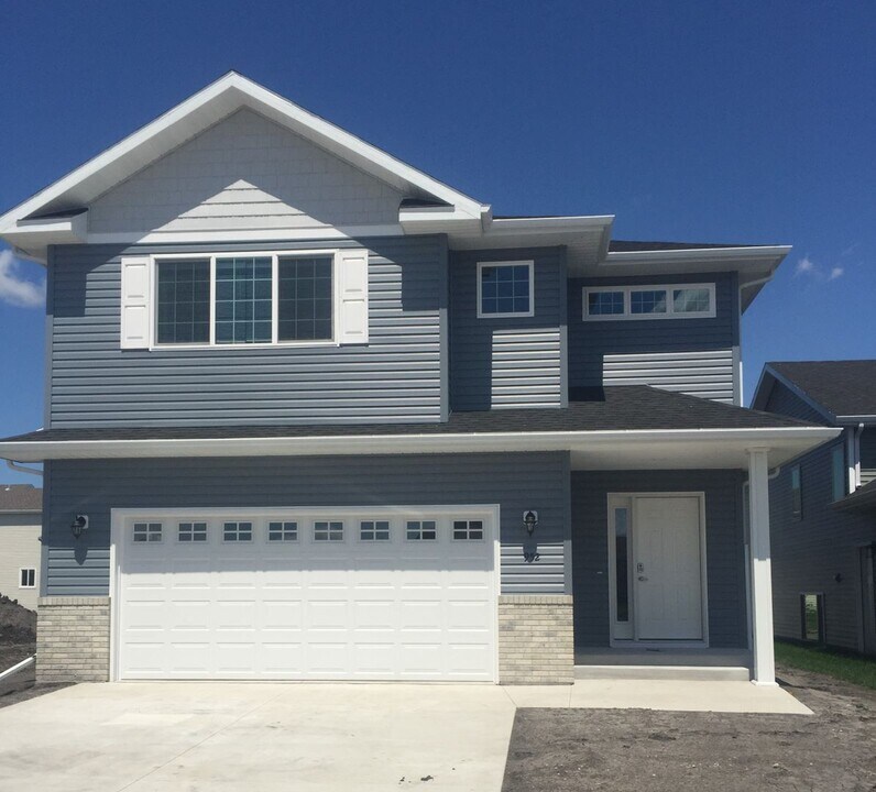 952 Eaglewood Ave in West Fargo, ND - Building Photo