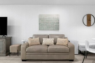 8817 S Thomas Dr in Panama City Beach, FL - Foto de edificio - Building Photo