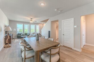 494 S Centro Cir in Shenandoah, TX - Foto de edificio - Building Photo