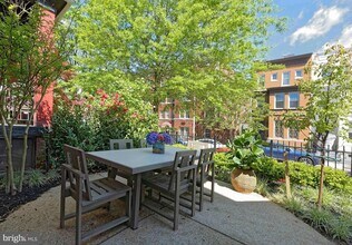 1015 D St NE in Washington, DC - Foto de edificio - Building Photo