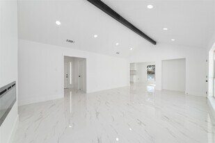 13330 Agarita Ln in Houston, TX - Building Photo