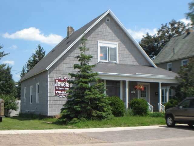 909 River Ave in Iron Mountain, MI - Foto de edificio