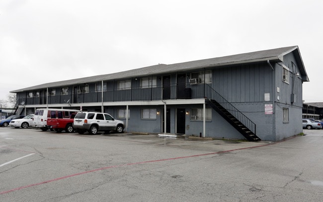 Buena Vida Apartments in Dallas, TX - Foto de edificio - Building Photo