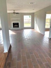7511 Flair Oaks Dr in Houston, TX - Building Photo - Building Photo