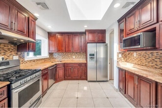 51 Bellwood Dr in New Hyde Park, NY - Building Photo - Building Photo