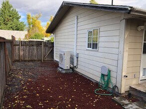 1587 B St in Springfield, OR - Building Photo - Building Photo