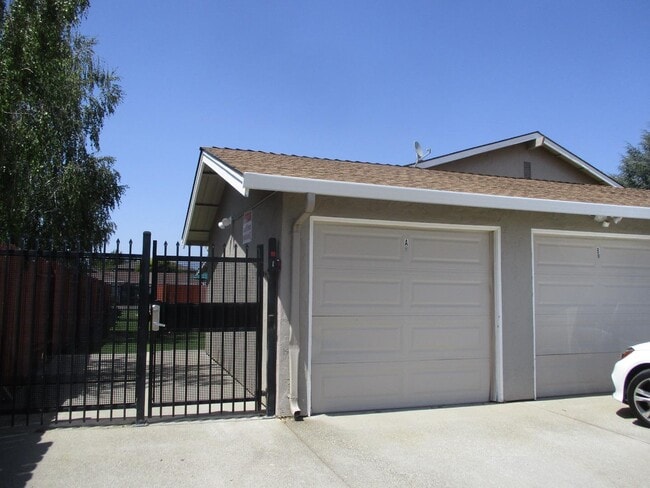8158 Kelton Dr