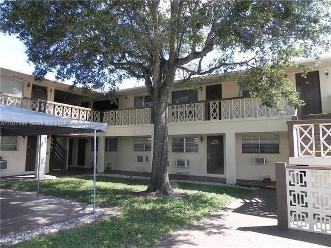 5401 Hollywood Blvd in Hollywood, FL - Building Photo - Building Photo