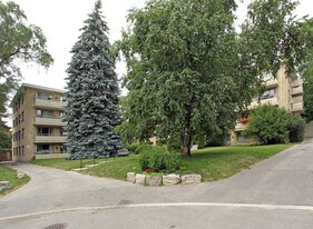 8 Corinth Gdns in Toronto, ON - Building Photo