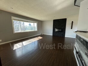 270 Keithley Rd in Kelowna, BC - Building Photo - Building Photo
