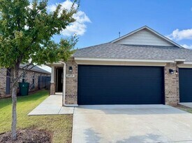 2405 Northcreek Ln in Oklahoma City, OK - Building Photo