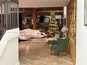 1011 N Hiatus Rd in Pembroke Pines, FL - Building Photo - Building Photo