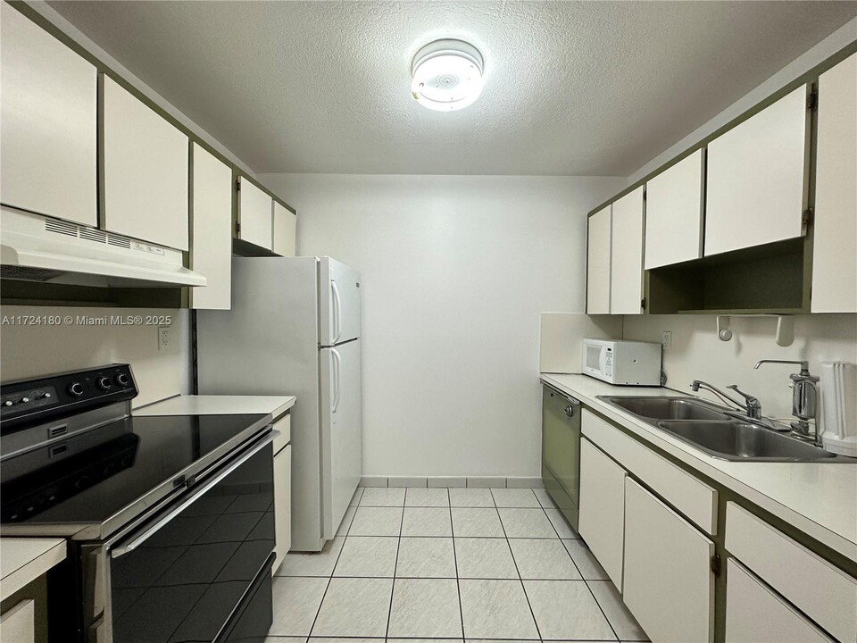 4670 W 13th Ln in Hialeah, FL - Building Photo