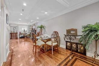 163 E 71st St, Unit 1A in New York, NY - Foto de edificio - Building Photo