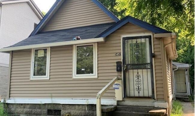 property at 3453 Boulevard Pl