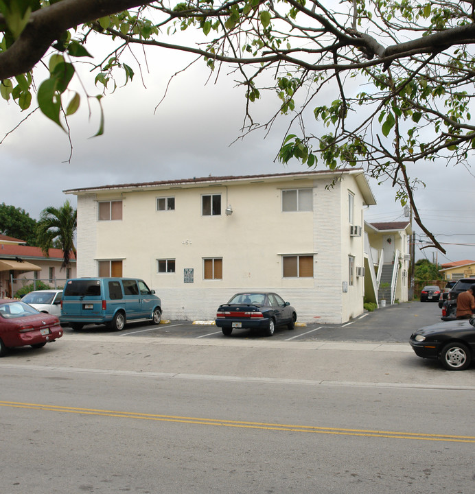 451 E 23rd St in Hialeah, FL - Building Photo