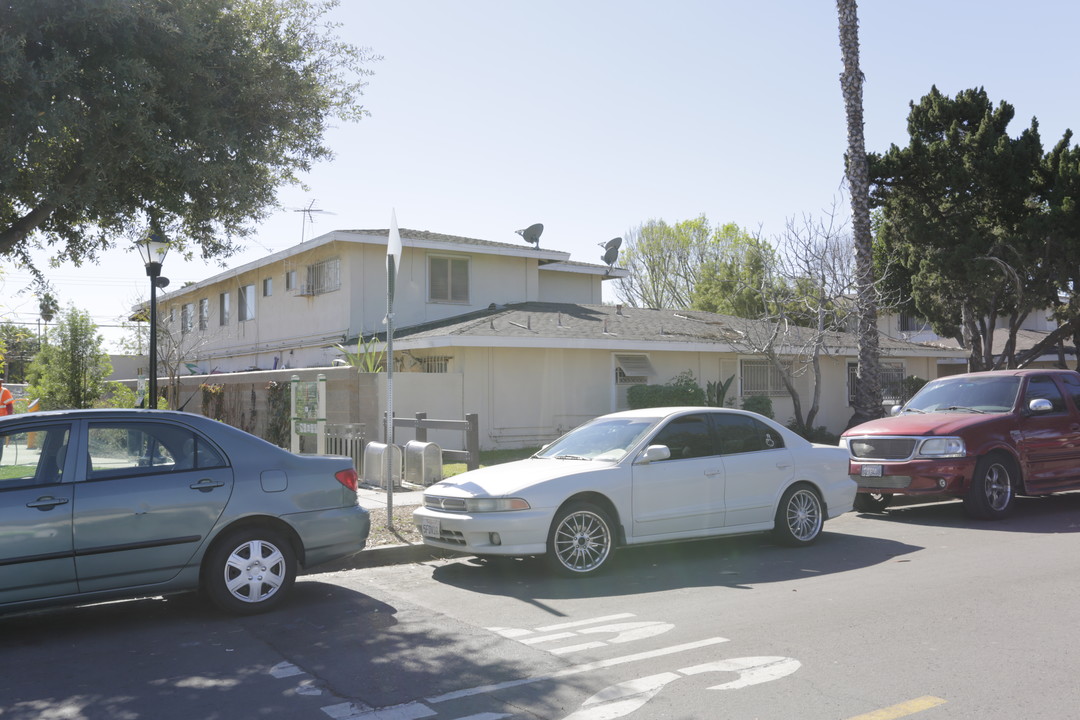 178 W Guinida Ln in Anaheim, CA - Building Photo