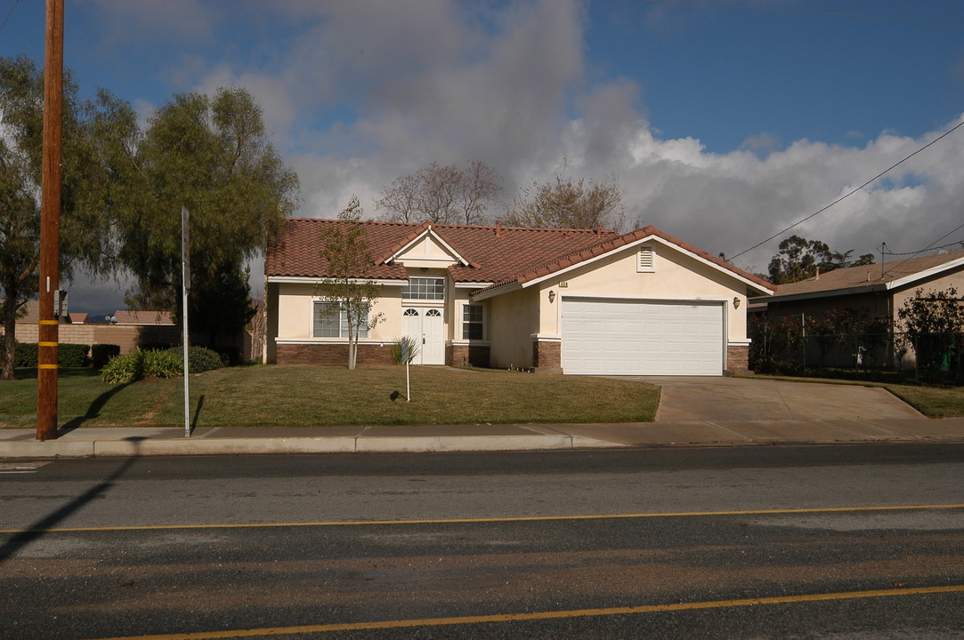 352 354, 356, 358 W. 8th St in Beaumont, CA - Foto de edificio