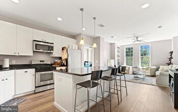 444 W Broad St in Falls Church, VA - Building Photo - Building Photo