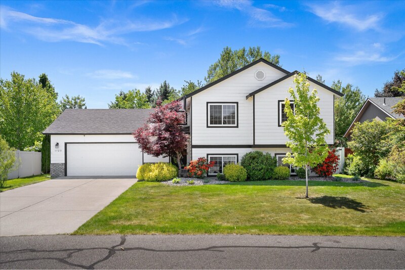 1725 N McMillan Ln in Spokane Valley, WA - Building Photo