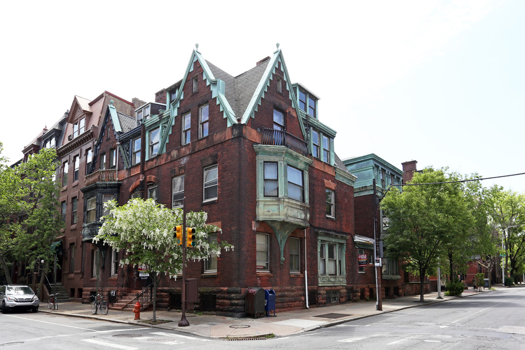 2134 Spruce St in Philadelphia, PA - Building Photo