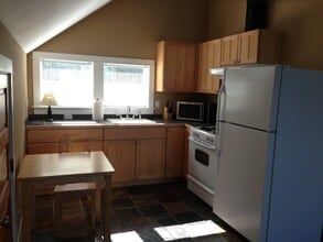 11091 Battle Point Dr NE, Unit Studio in Bainbridge Island, WA - Building Photo - Building Photo