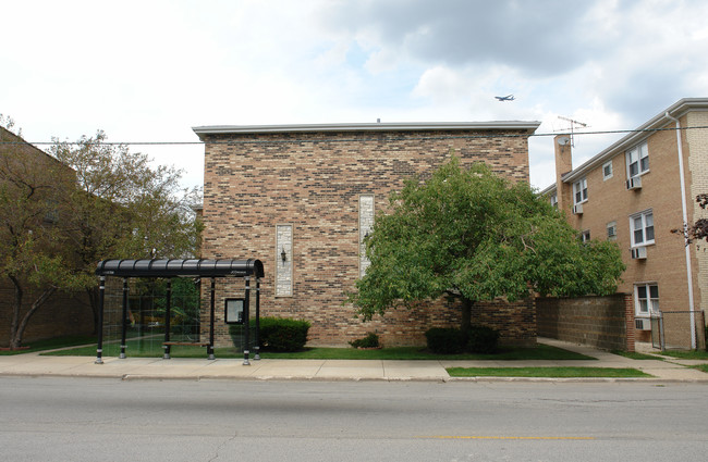 5768 W Higgins Ave in Chicago, IL - Building Photo - Building Photo