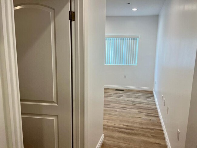 1109 S La Peer Dr-Unit -1109 Downstairs in Los Angeles, CA - Building Photo - Building Photo